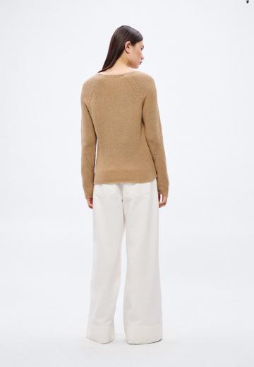 Пуловер с вырезом V