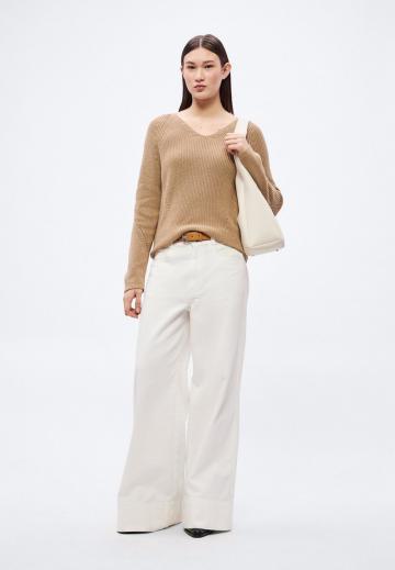 Пуловер с вырезом V