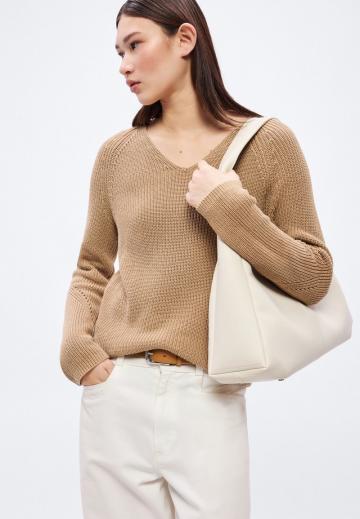 Пуловер с вырезом V