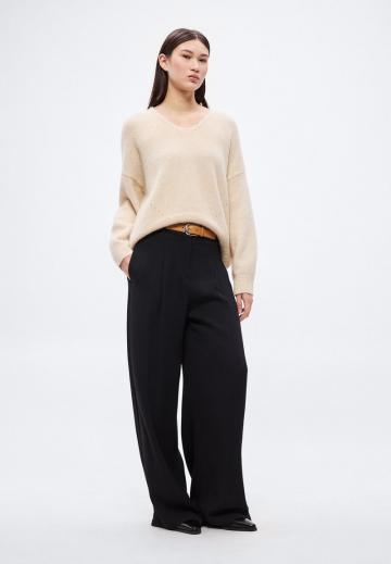 Пуловер с вырезом V