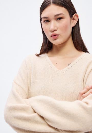 Пуловер с вырезом V