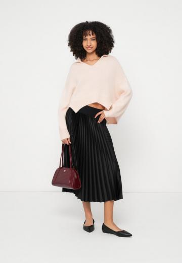 Пуловер с вырезом V