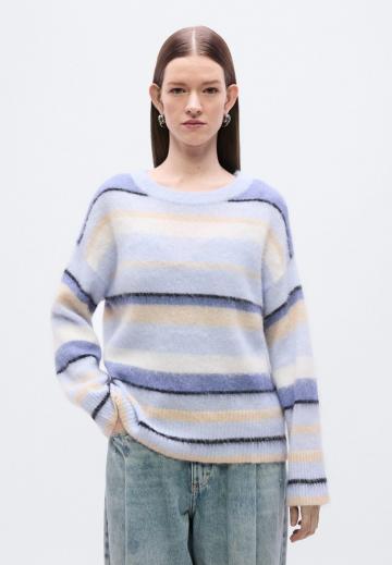 Пуловер в полоску