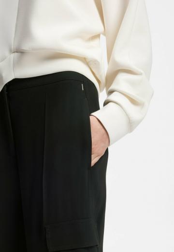 Брюки с накладными карманами