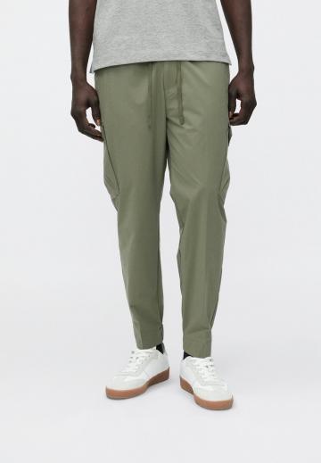 Брюки с накладными карманами