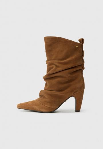 Высокие сапоги