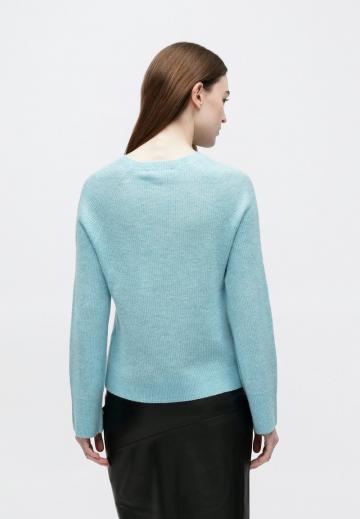 Пуловер с вырезом V