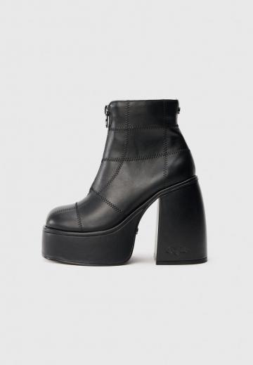 Высокие сапоги