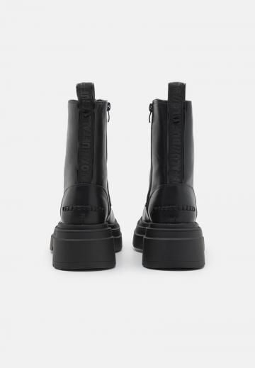 Ботинки на шнуровке