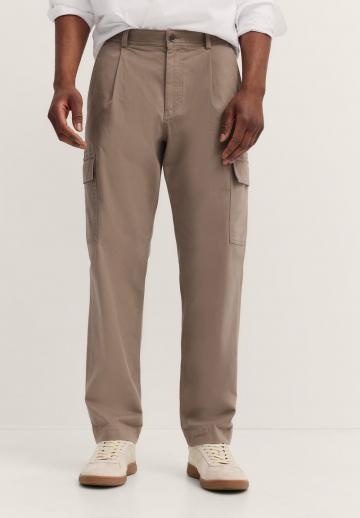Брюки с накладными карманами