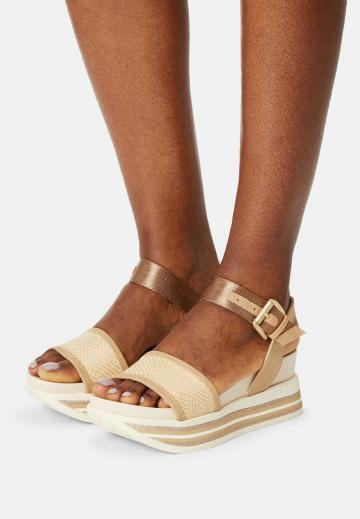Босоножки на танкетке