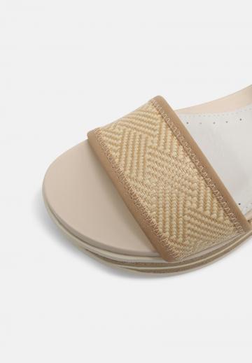 Босоножки на танкетке