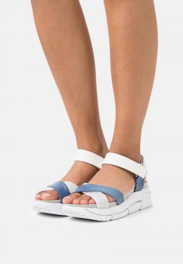 Босоножки на танкетке