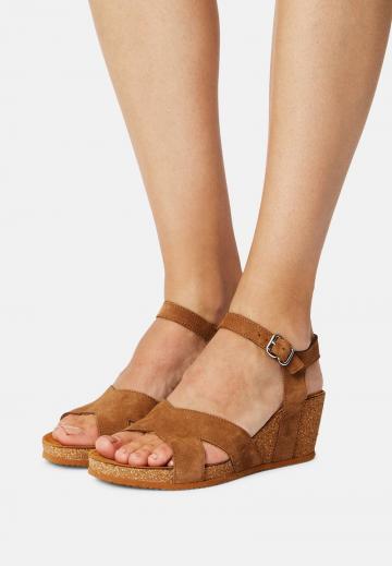 Босоножки на танкетке