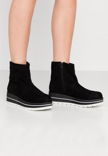 Сапожки на танкетке