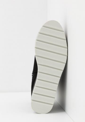 Сапожки на танкетке