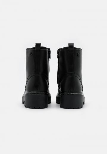 Ботинки на шнуровке