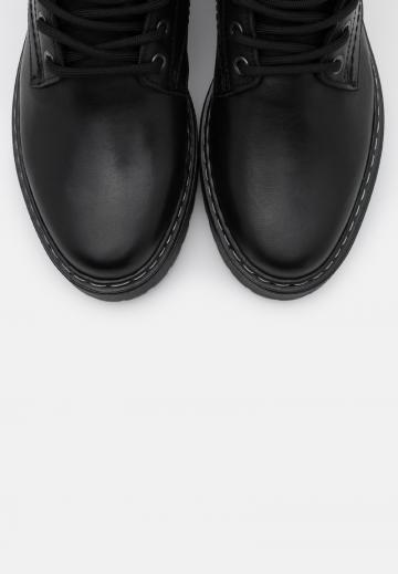 Ботинки на шнуровке