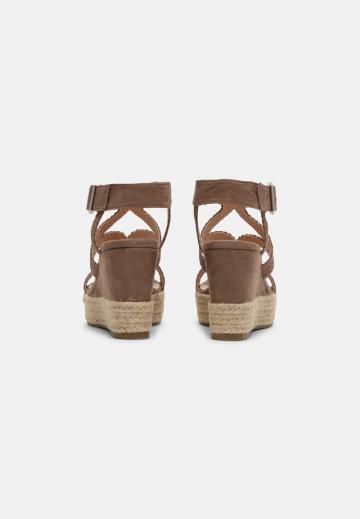 Босоножки на танкетке