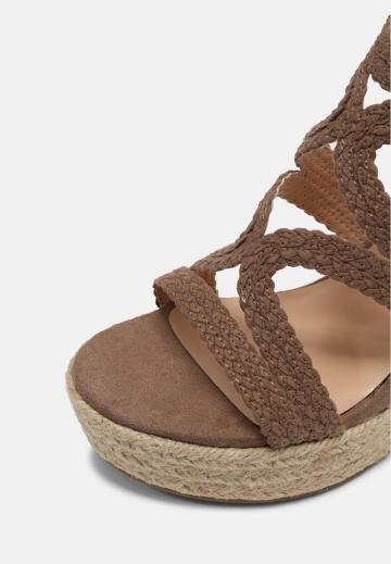 Босоножки на танкетке