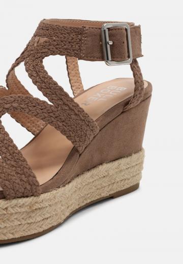 Босоножки на танкетке