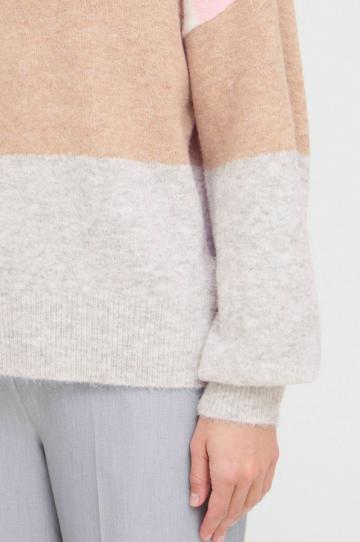 Пуловер в полоску