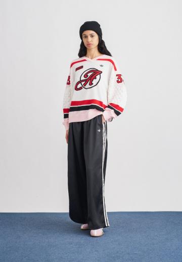 Пуловер с вырезом V