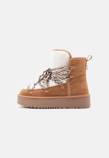 Ботинки на шнуровке
