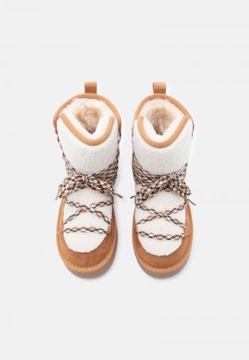 Ботинки на шнуровке