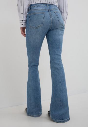Клешеные джинсы