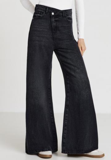 Клешеные джинсы