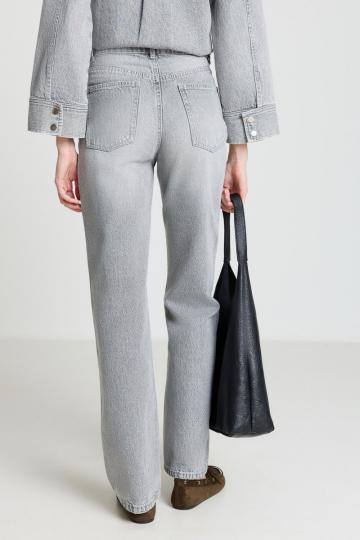 Прямые джинсы