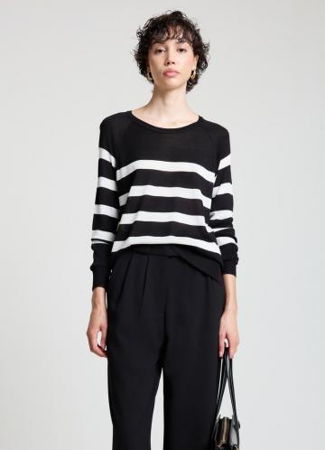 Пуловер в полоску