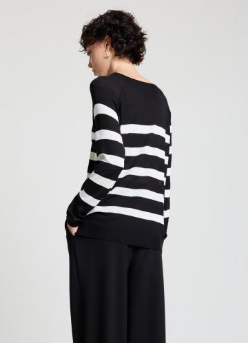 Пуловер в полоску