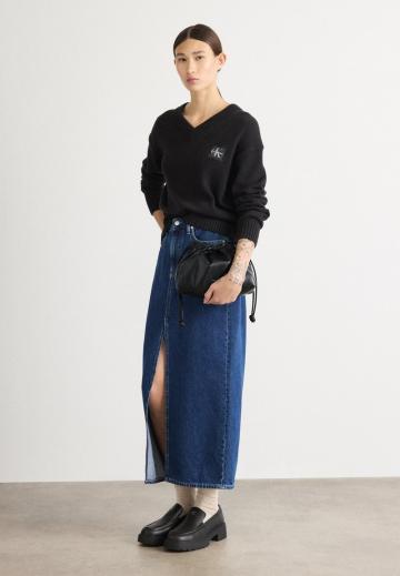 Пуловер с вырезом V