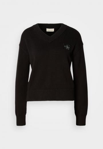 Пуловер с вырезом V
