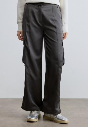 Брюки с накладными карманами