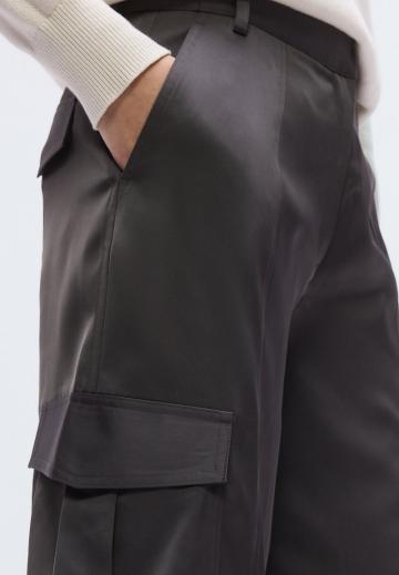 Брюки с накладными карманами