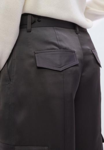 Брюки с накладными карманами