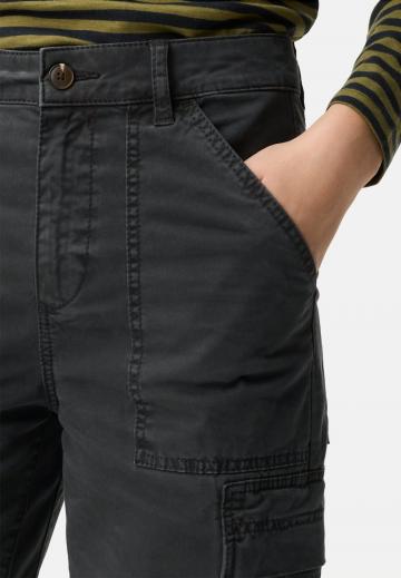 Брюки с накладными карманами