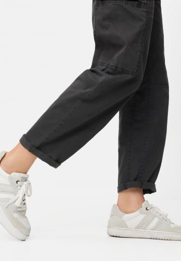 Брюки с накладными карманами