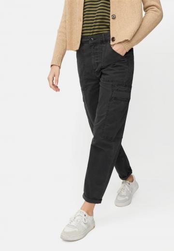 Брюки с накладными карманами