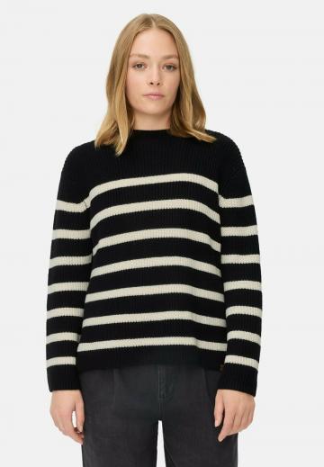 Пуловер в полоску