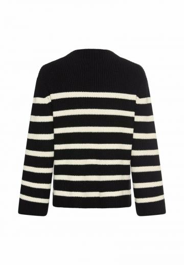 Пуловер в полоску