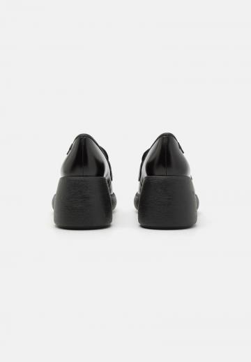 Туфли с высоким носом