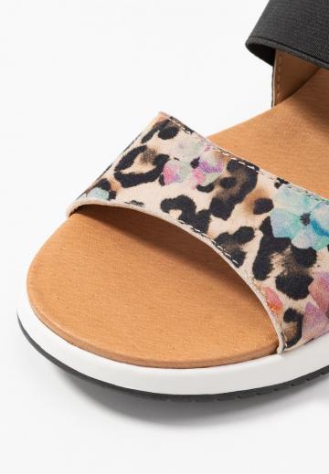 Босоножки на танкетке