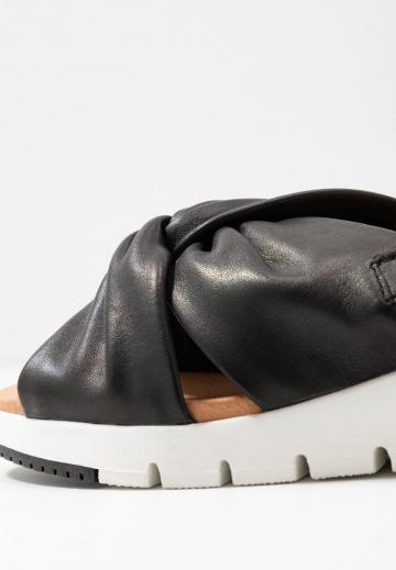 Босоножки на танкетке