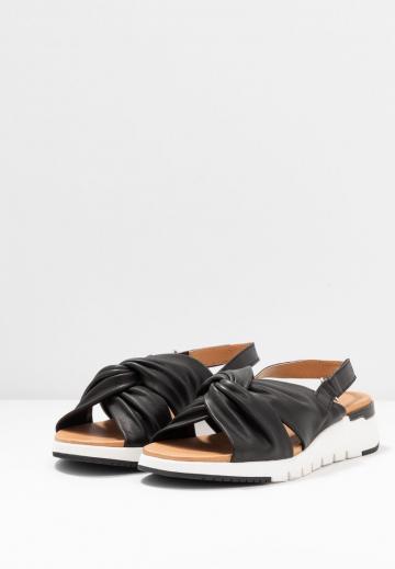 Босоножки на танкетке