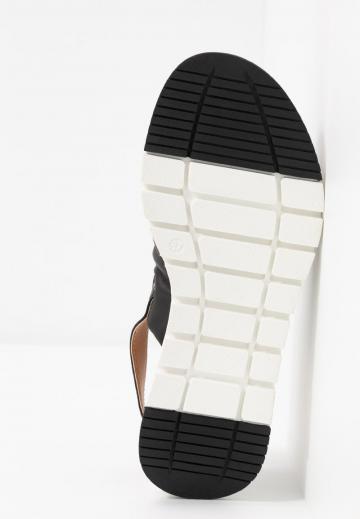 Босоножки на танкетке