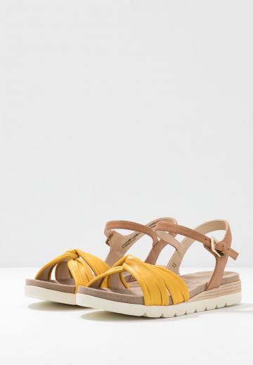 Босоножки на танкетке